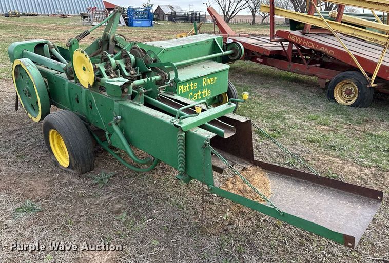 image for item DQ6498 John Deere small square baler