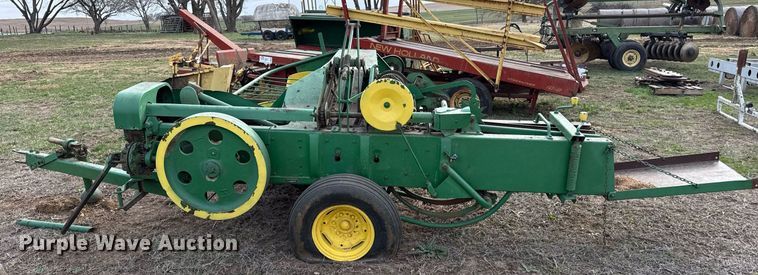 image for item DQ6498 John Deere small square baler