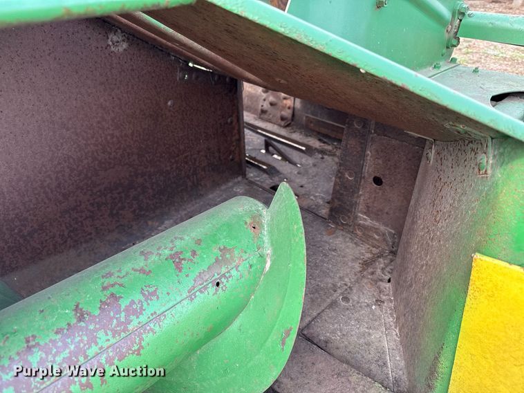 image for item DQ6498 John Deere small square baler