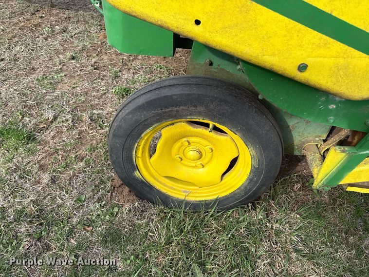 image for item DQ6498 John Deere small square baler