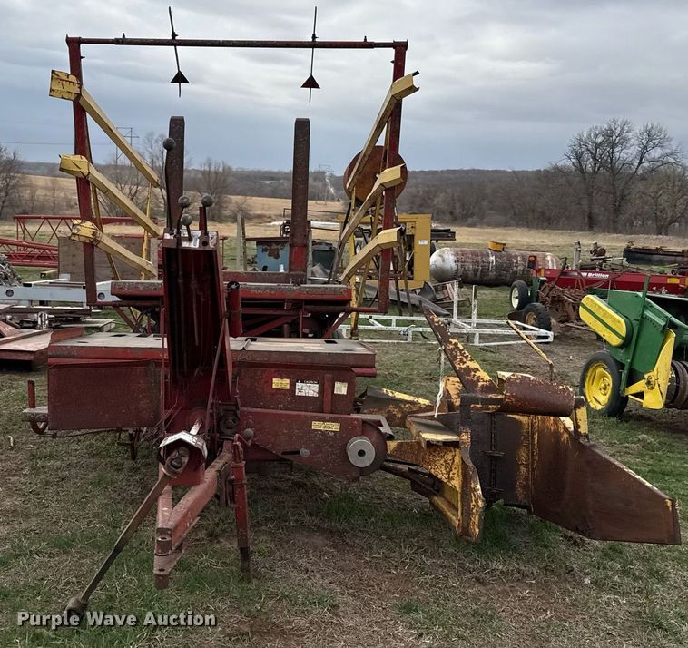 image for item DQ6499 New Holland Stackliner 1012 bale stacker