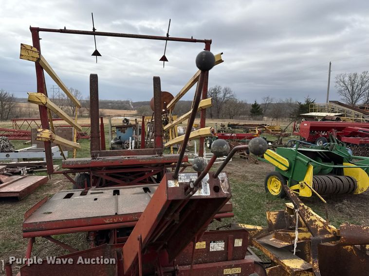 image for item DQ6499 New Holland Stackliner 1012 bale stacker