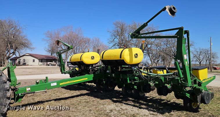 2006 John Deere 1760 planter in Rantoul, KS | Item DT7644