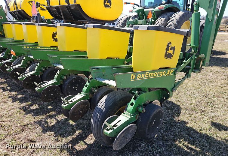 image for item DT7644 2006 John Deere 1760 planter