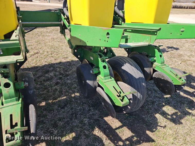 image for item DT7644 2006 John Deere 1760 planter