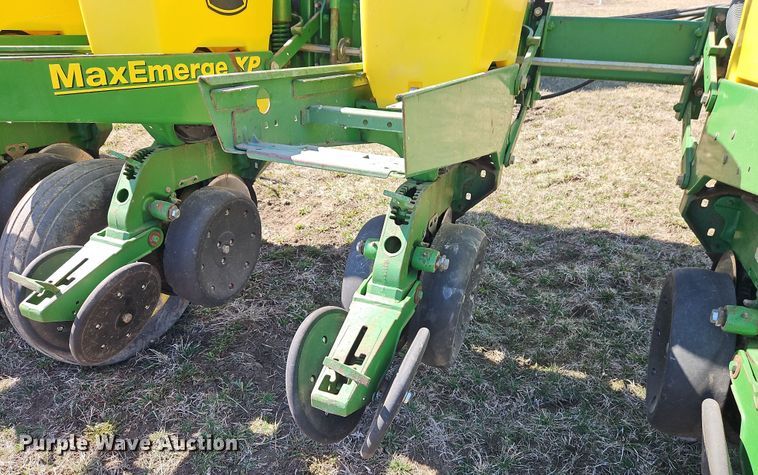 image for item DT7644 2006 John Deere 1760 planter