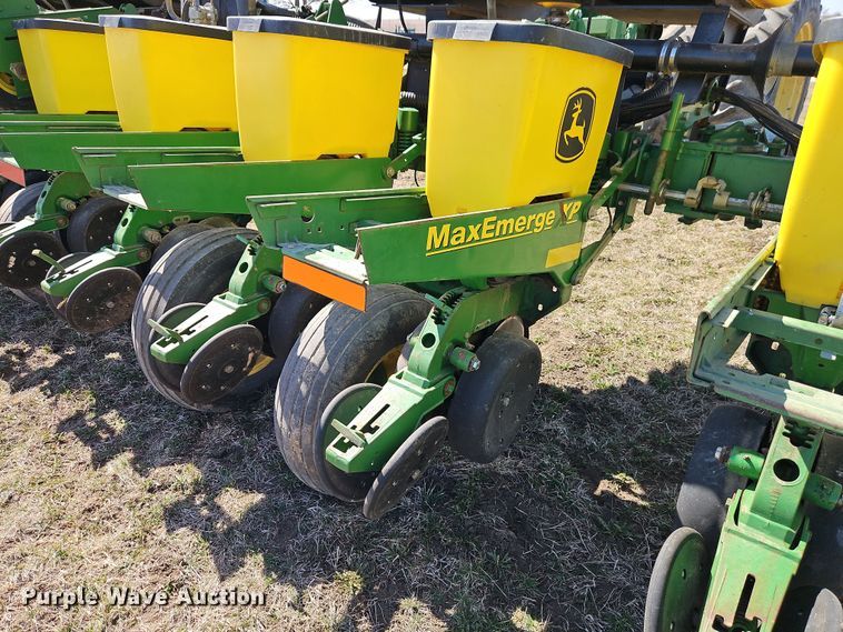 image for item DT7644 2006 John Deere 1760 planter