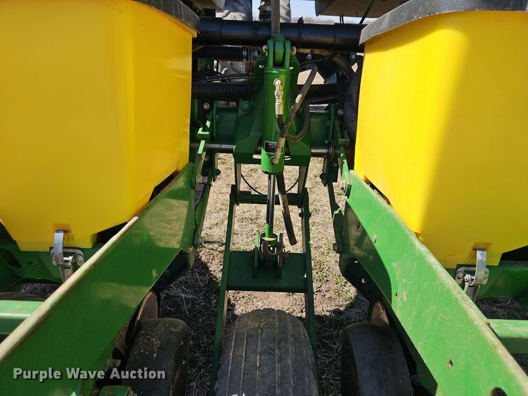 image for item DT7644 2006 John Deere 1760 planter