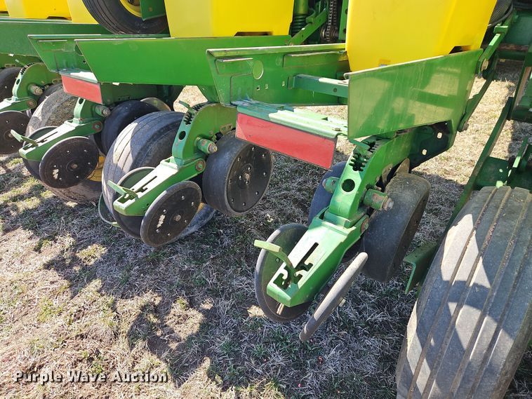 image for item DT7644 2006 John Deere 1760 planter