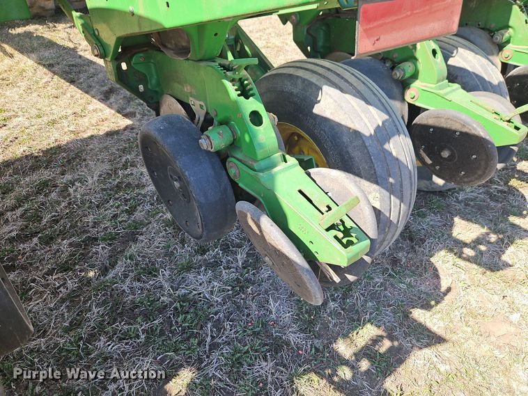 image for item DT7644 2006 John Deere 1760 planter