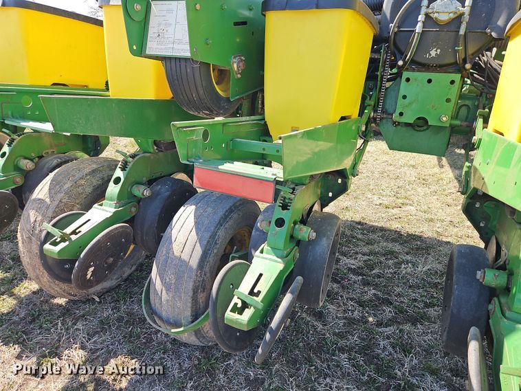 image for item DT7644 2006 John Deere 1760 planter