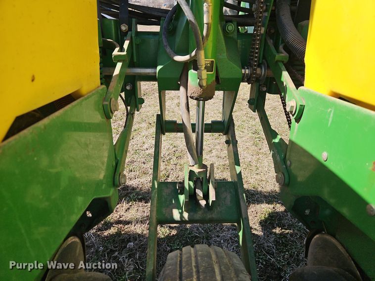 image for item DT7644 2006 John Deere 1760 planter
