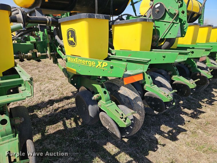 image for item DT7644 2006 John Deere 1760 planter