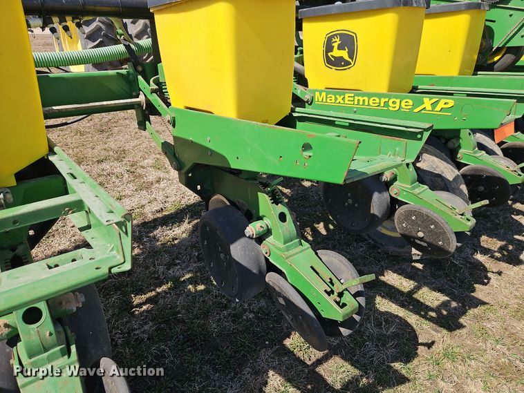 image for item DT7644 2006 John Deere 1760 planter