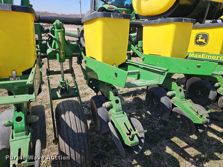 image for item DT7644 2006 John Deere 1760 planter