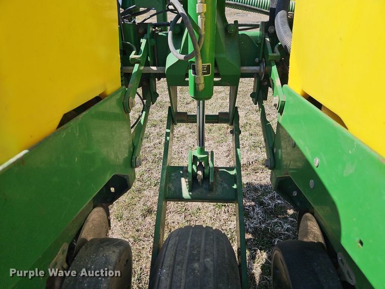 image for item DT7644 2006 John Deere 1760 planter