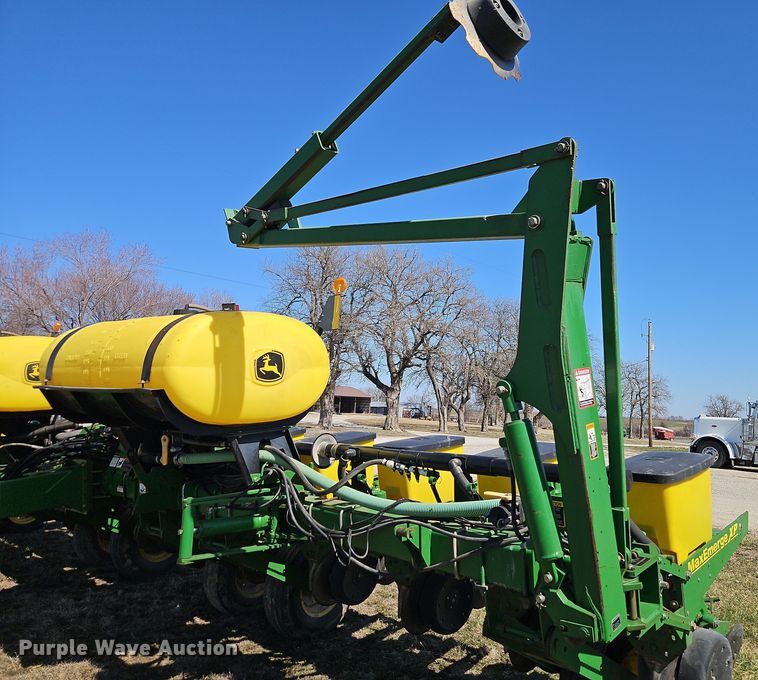 image for item DT7644 2006 John Deere 1760 planter