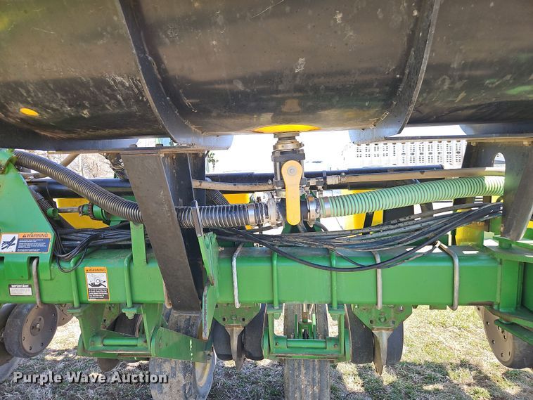 image for item DT7644 2006 John Deere 1760 planter