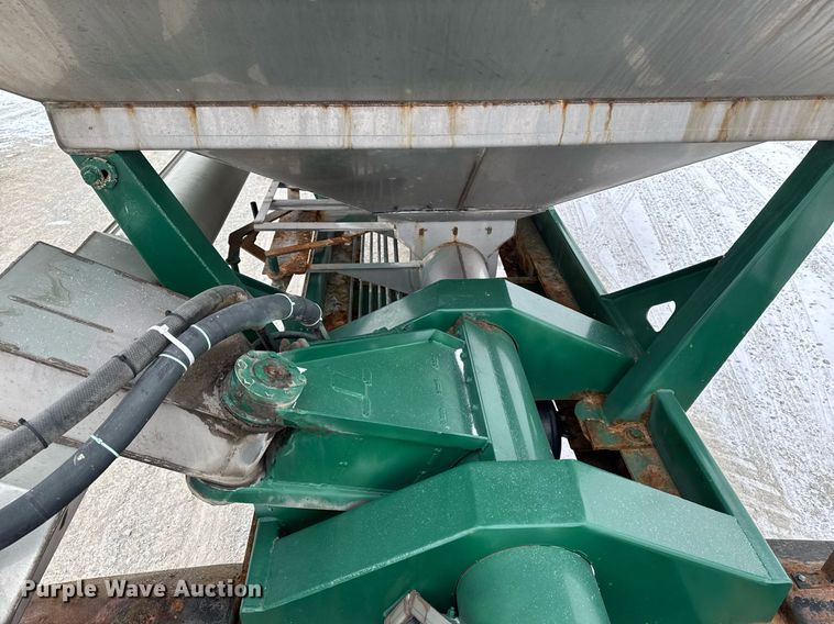 image for item DW2471 2013 Behnke Enterprises fertilizer tender trailer