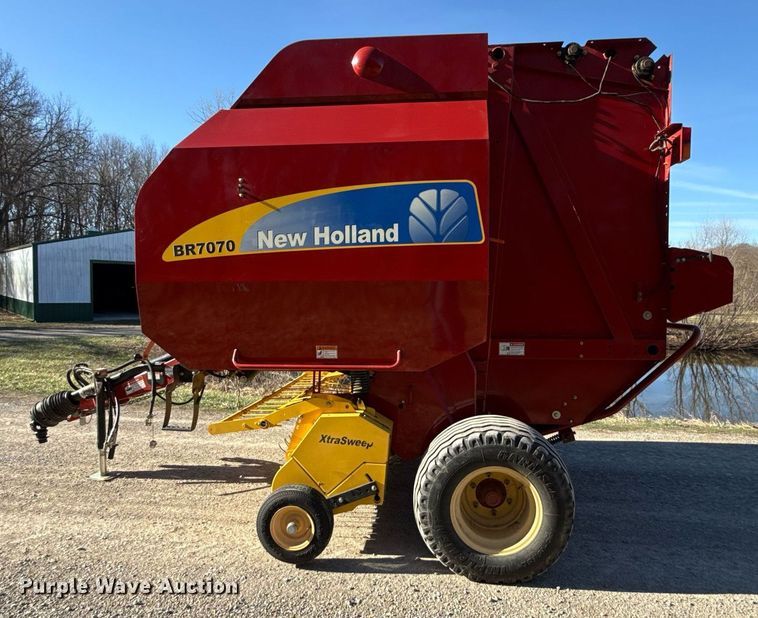 image for item ED4078 2011 New Holland BR7070 round baler