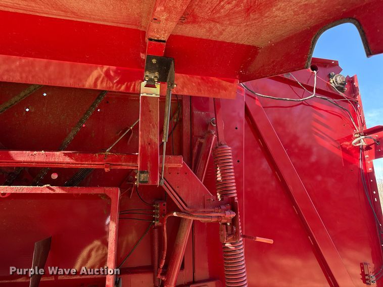 image for item ED4078 2011 New Holland BR7070 round baler