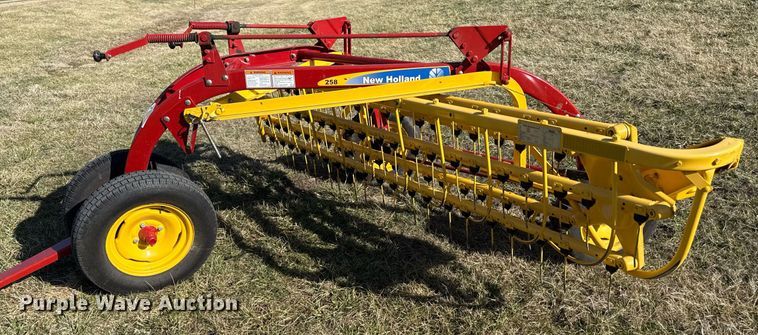 image for item ED4079 2011 New Holland 258 hay rake