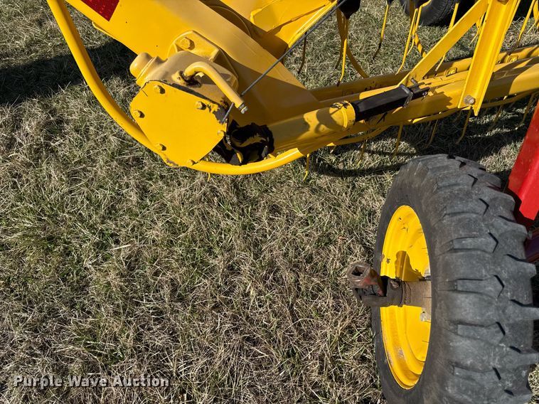 image for item ED4079 2011 New Holland 258 hay rake