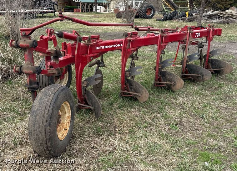 image for item ED4119 Case IH 720 five bottom plow