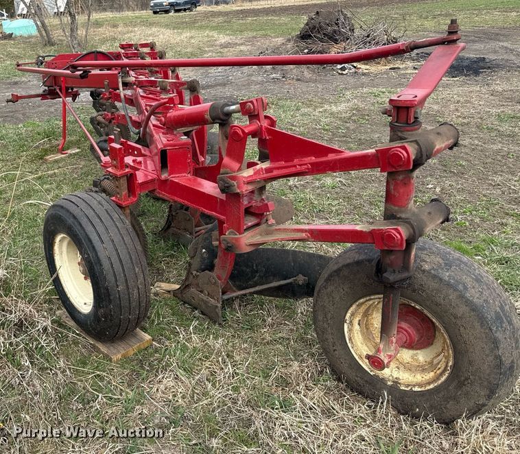 image for item ED4119 Case IH 720 five bottom plow