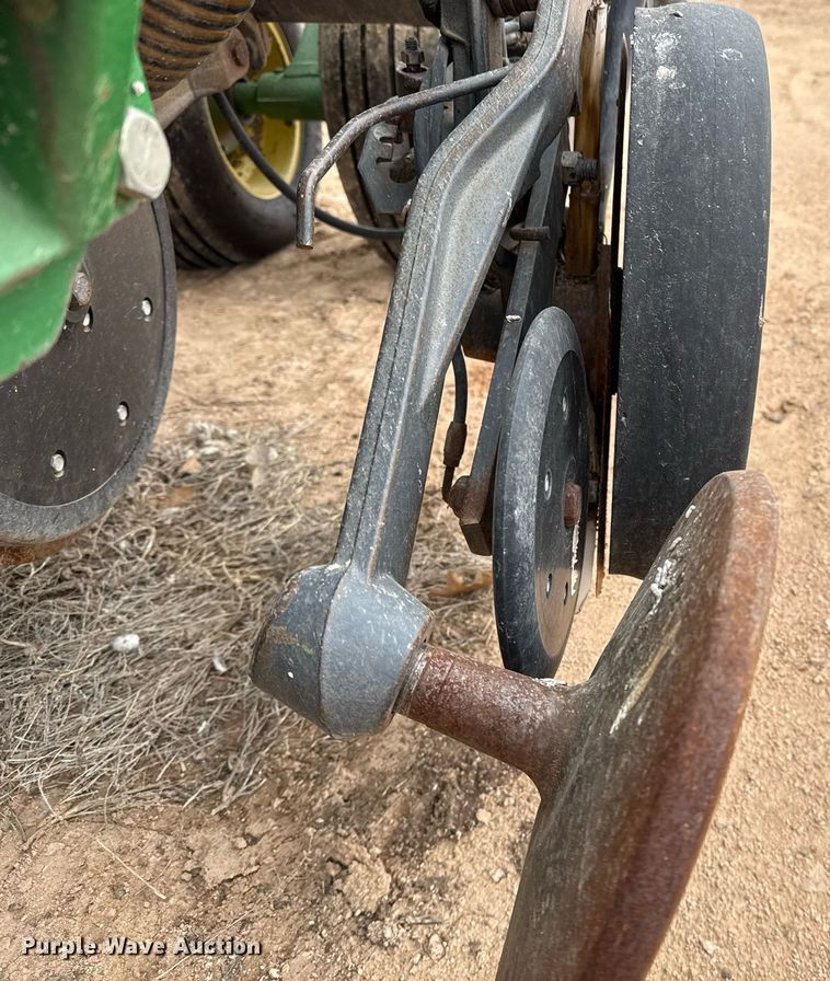 image for item ED5552 2009 John Deere 1890 air seeder