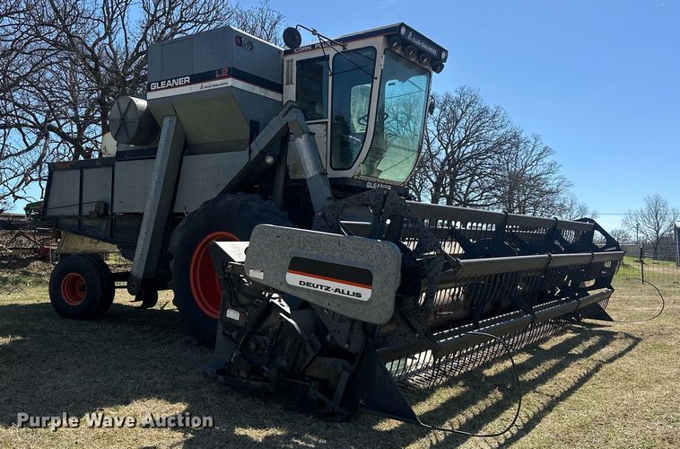 image for item EK0514 1982 Gleaner L2 combine