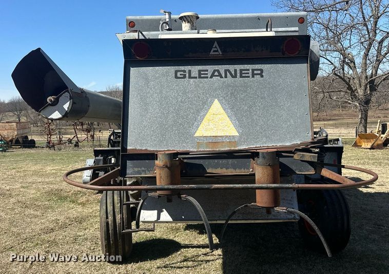 image for item EK0514 1982 Gleaner L2 combine