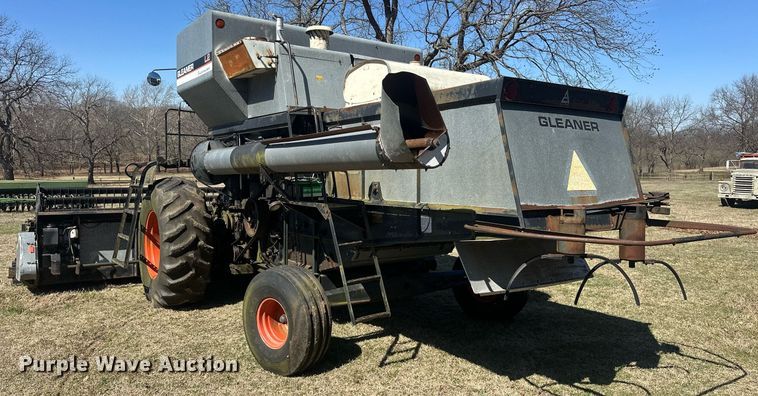 image for item EK0514 1982 Gleaner L2 combine