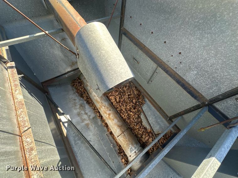 image for item EK0514 1982 Gleaner L2 combine