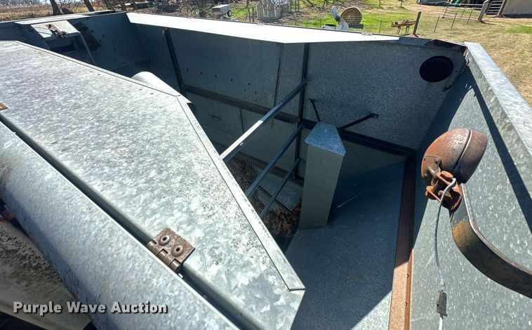 image for item EK0514 1982 Gleaner L2 combine