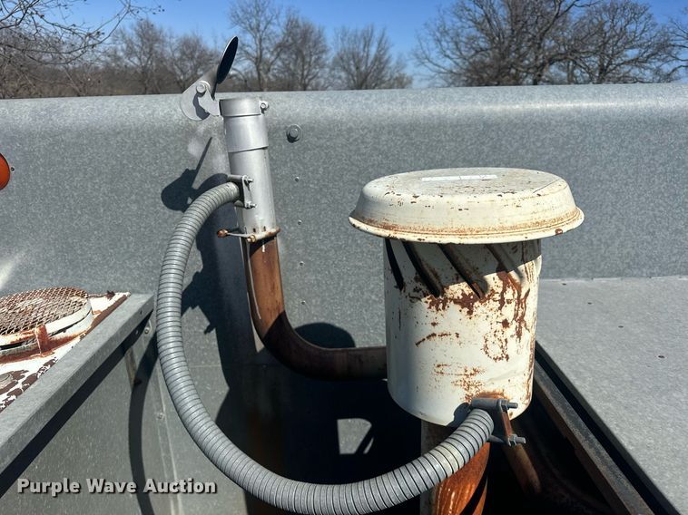 image for item EK0514 1982 Gleaner L2 combine