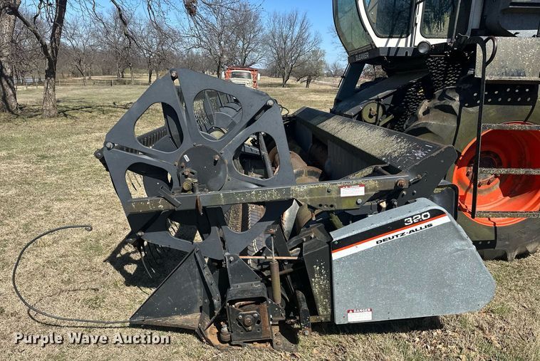 image for item EK0514 1982 Gleaner L2 combine