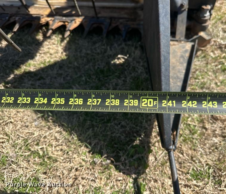 image for item EK0514 1982 Gleaner L2 combine