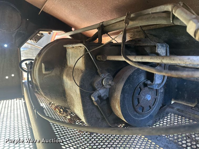 image for item EK0514 1982 Gleaner L2 combine