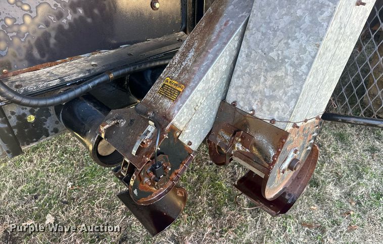 image for item EK0514 1982 Gleaner L2 combine