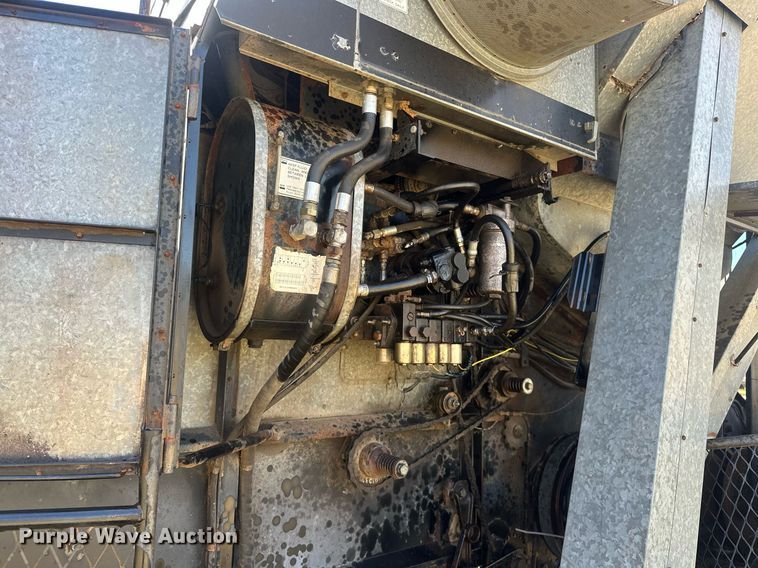 image for item EK0514 1982 Gleaner L2 combine