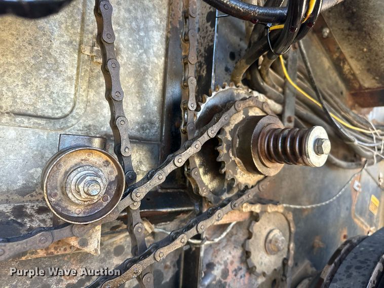 image for item EK0514 1982 Gleaner L2 combine