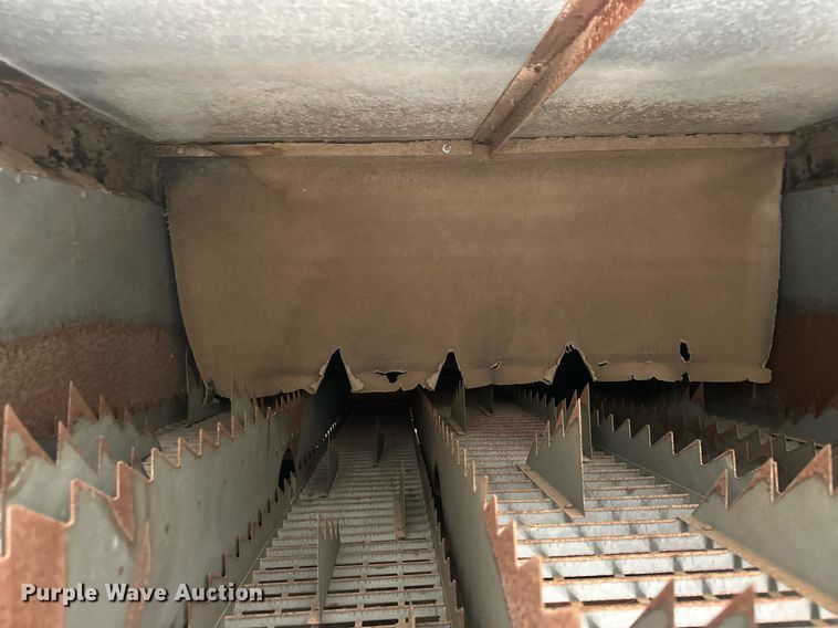 image for item EK0514 1982 Gleaner L2 combine