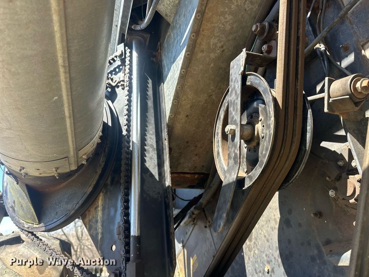 image for item EK0514 1982 Gleaner L2 combine