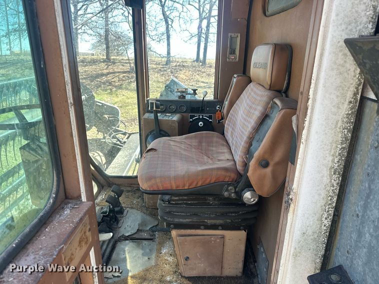 image for item EK0514 1982 Gleaner L2 combine