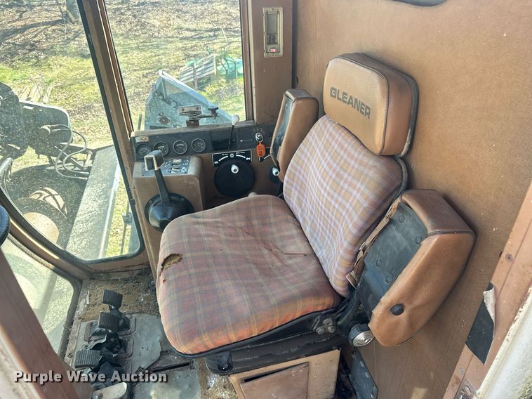 image for item EK0514 1982 Gleaner L2 combine