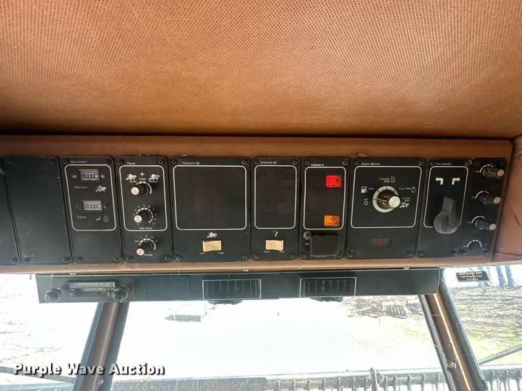 image for item EK0514 1982 Gleaner L2 combine