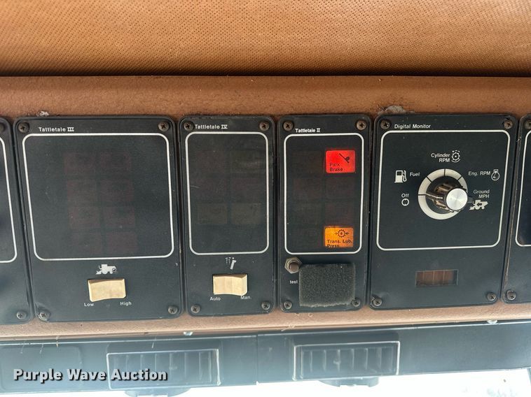 image for item EK0514 1982 Gleaner L2 combine