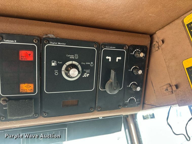 image for item EK0514 1982 Gleaner L2 combine