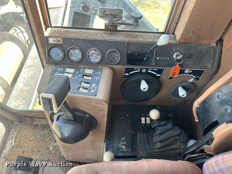 image for item EK0514 1982 Gleaner L2 combine